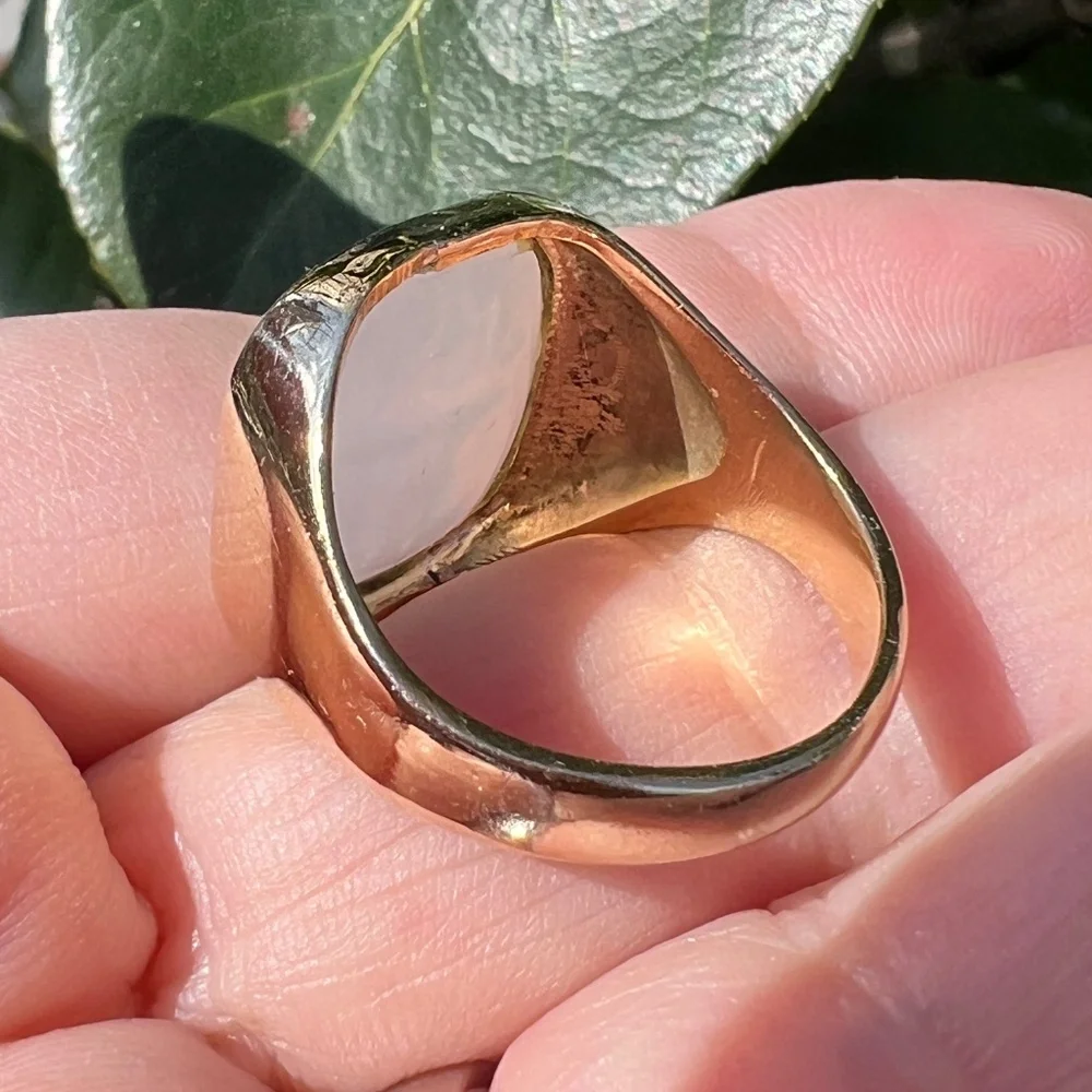 VINTAGE 9K GOLD WHITE CHALCEDONY LION INTAGLIO SIGNET RING BRITISH HALLMARKS